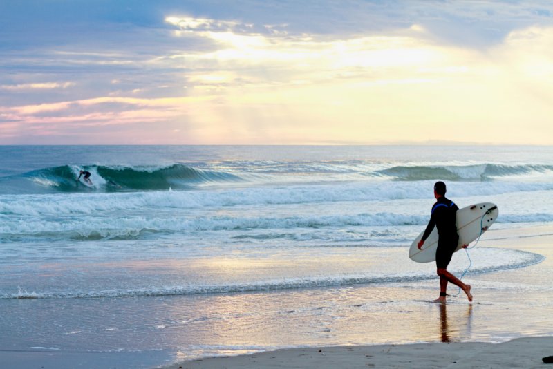 burleigh-surfing