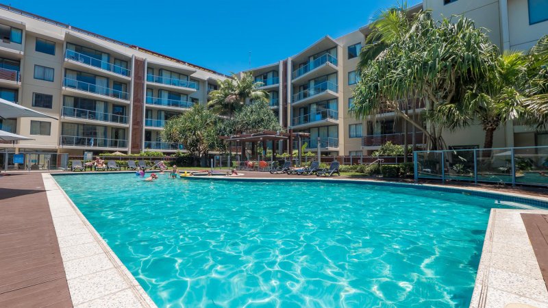 swell resort burleigh pool area